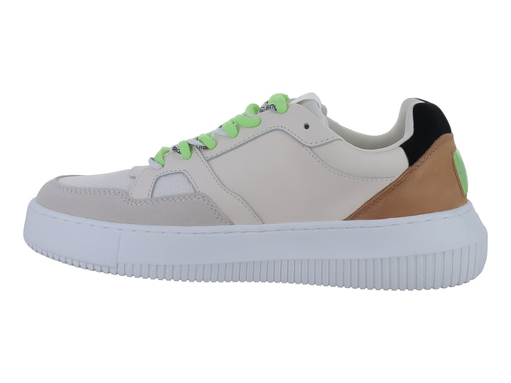 Tenis blancos de plataforma Calvin Klein con cordones verde neón y detalles en beige.