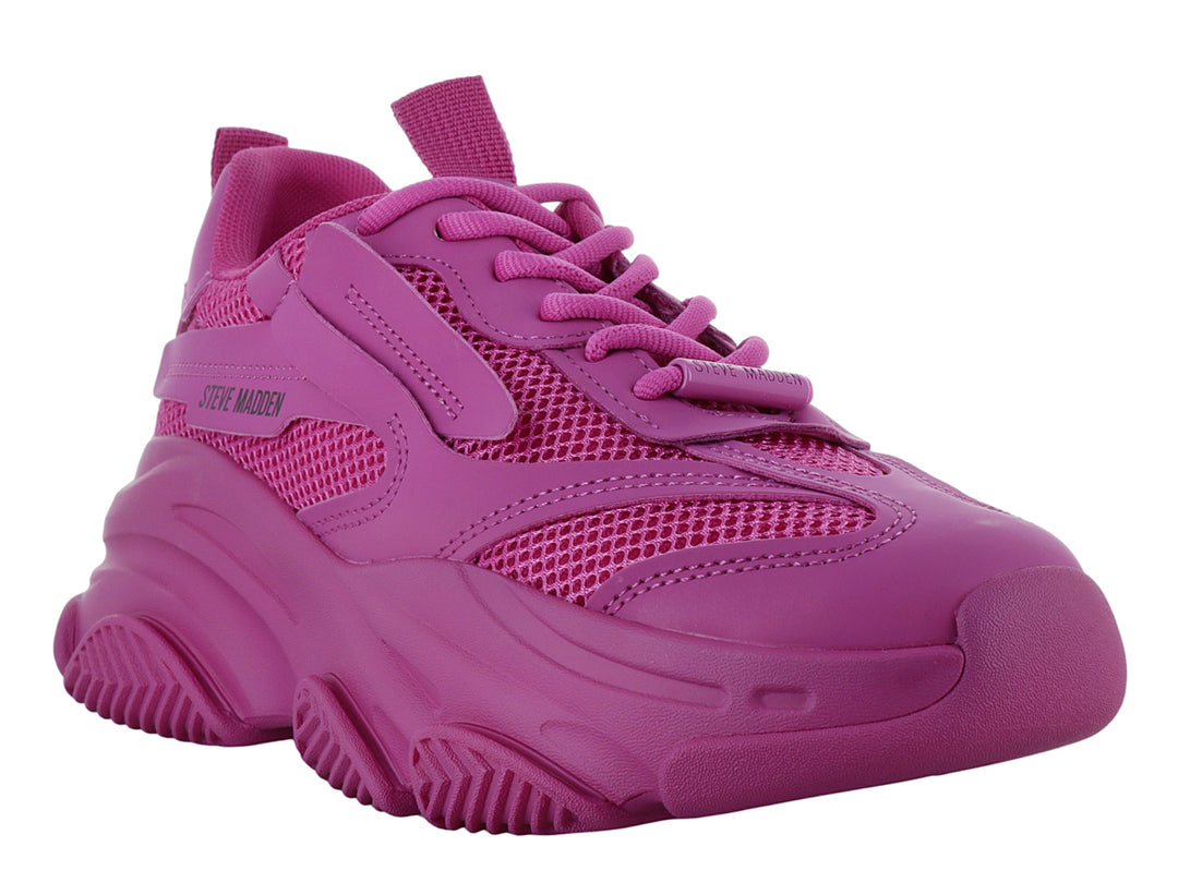 Tenis Steve Madden color fucsia con suela robusta y detalles en malla.