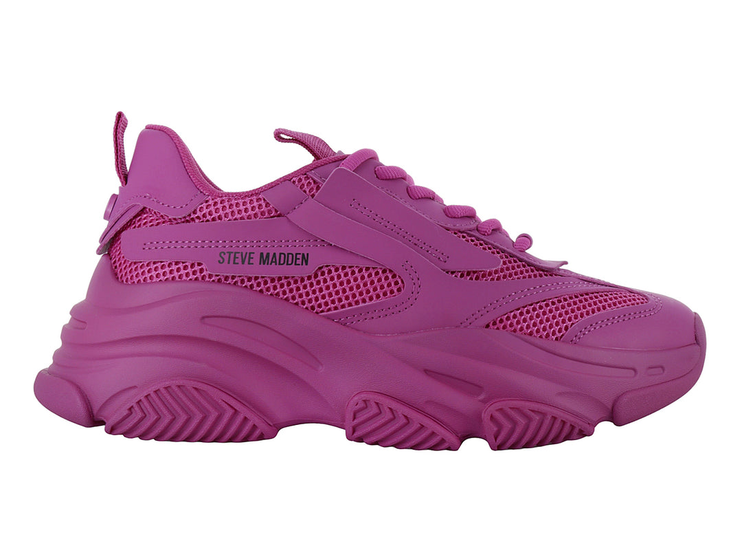 Tenis Steve Madden color fucsia con suela robusta y detalles en malla.