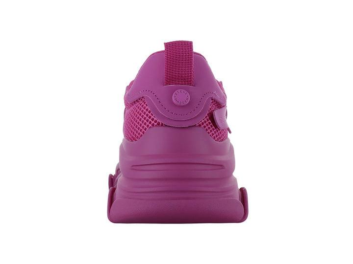 Tenis Steve Madden color fucsia con suela robusta y detalles en malla.