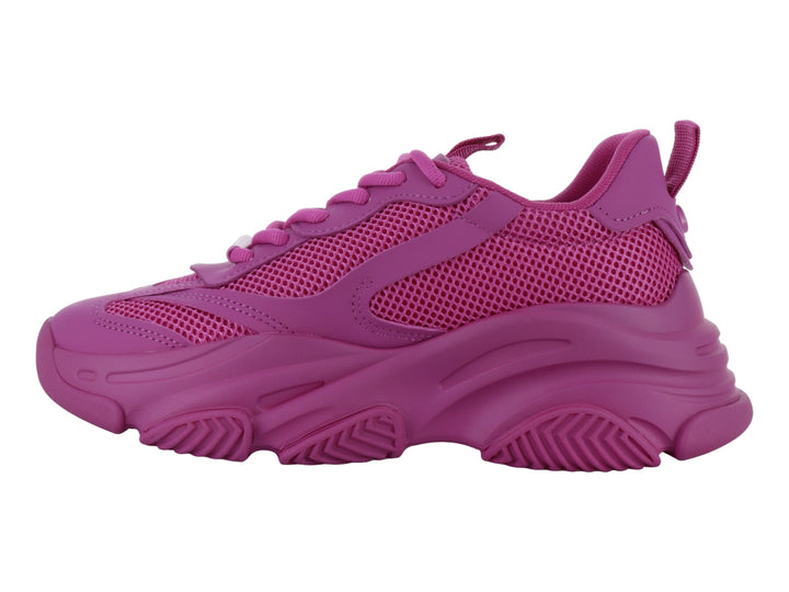 Tenis Steve Madden color fucsia con suela robusta y detalles en malla.