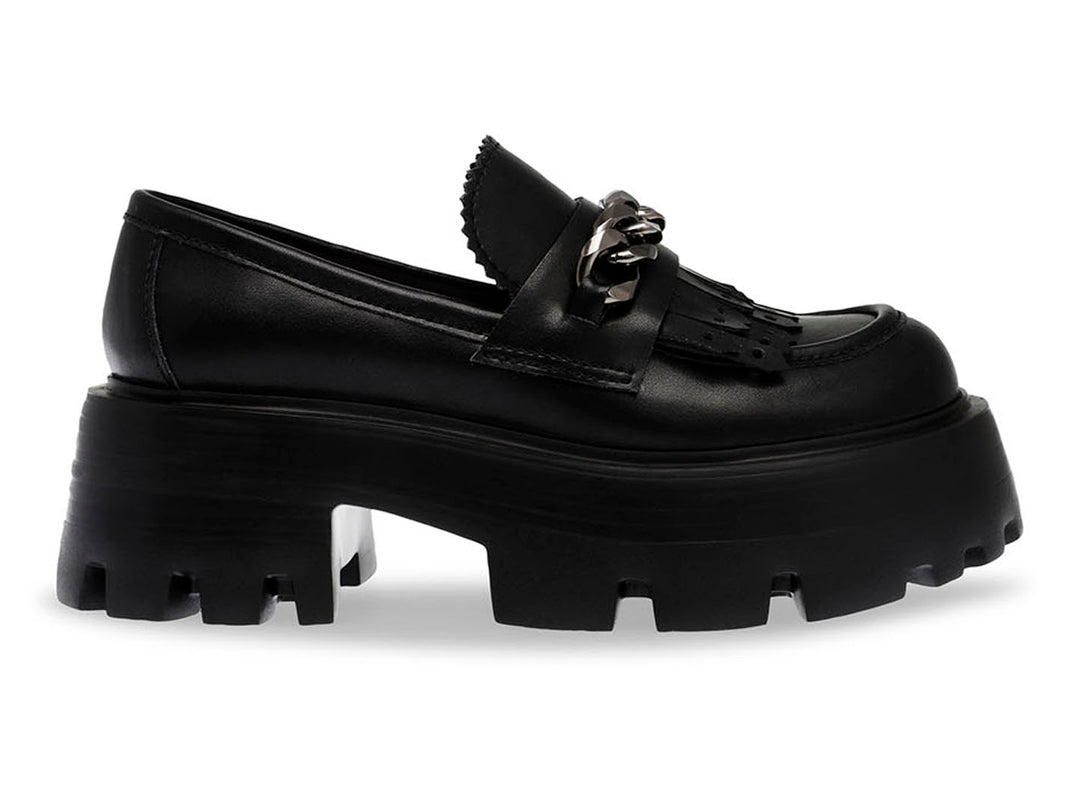 Zapato loafer negro con suela de plataforma gruesa y detalle de cadena plateada.