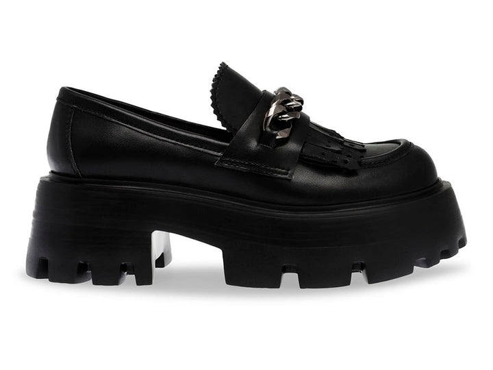 Zapato loafer negro con suela de plataforma gruesa y detalle de cadena plateada.