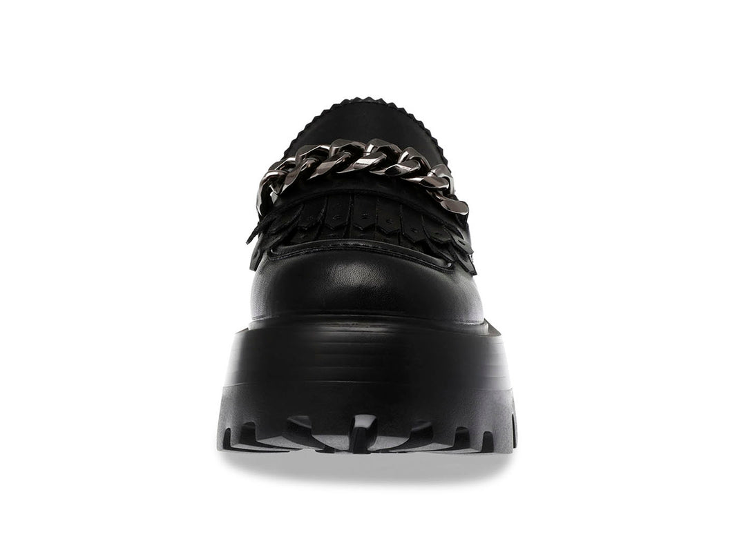 Zapato loafer negro con suela de plataforma gruesa y detalle de cadena plateada.