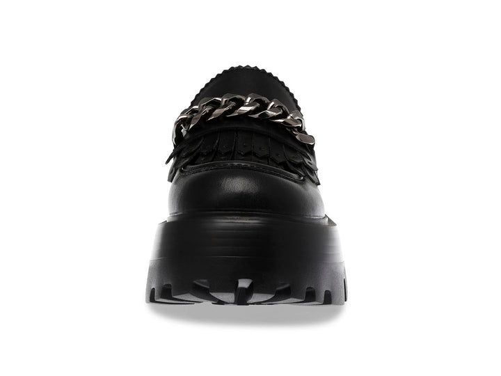 Zapato loafer negro con suela de plataforma gruesa y detalle de cadena plateada.