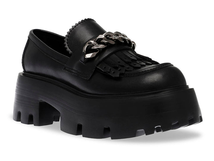 Zapato loafer negro con suela de plataforma gruesa y detalle de cadena plateada.