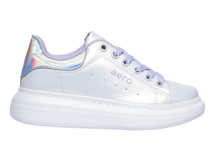 Tenis blancos metálicos para niños con detalles en color morado y suela gruesa blanca.
