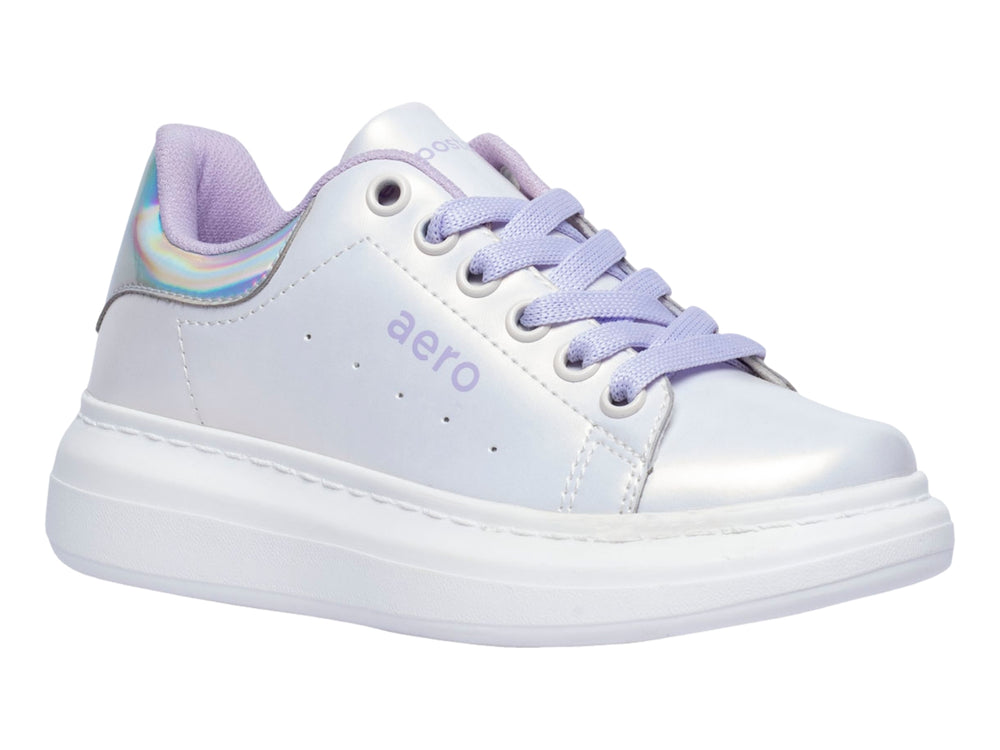 Tenis blancos metálicos para niños con detalles en color morado y suela gruesa blanca.