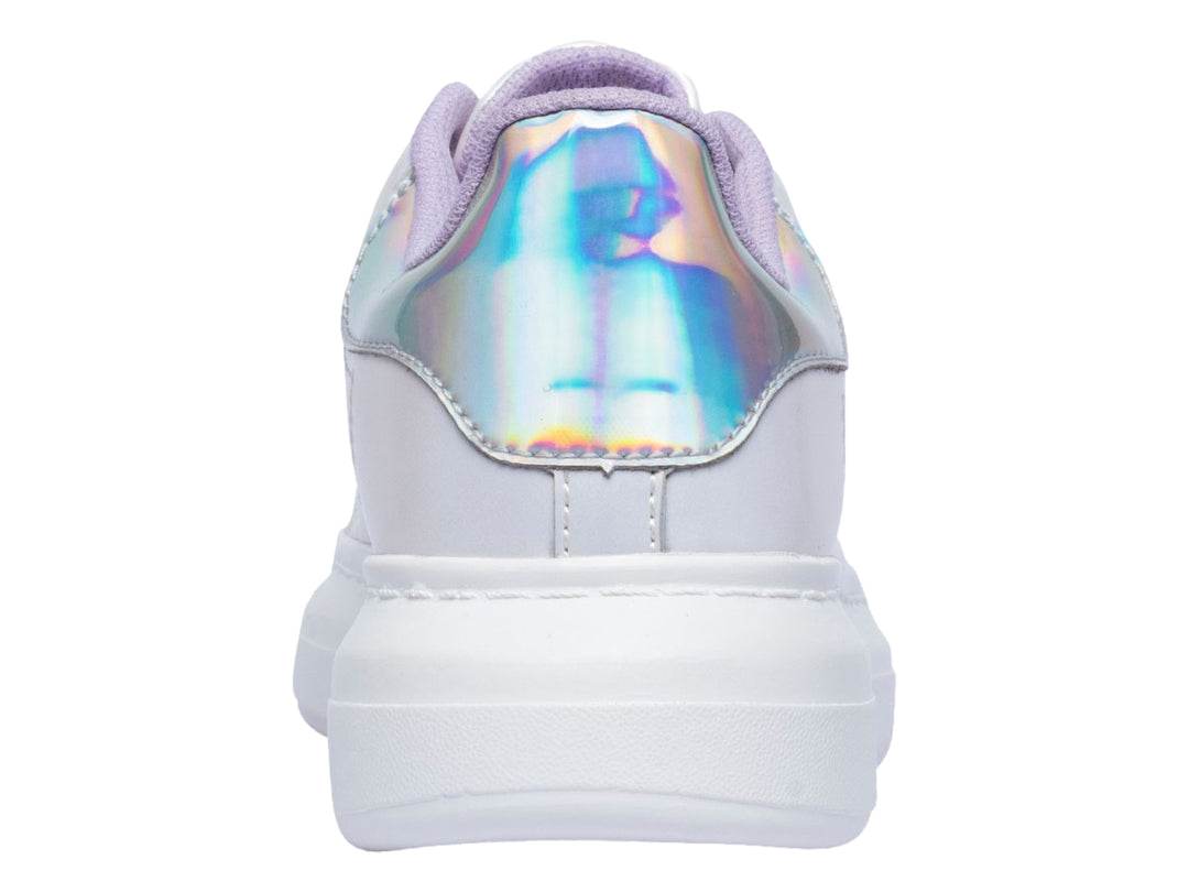 Tenis blancos metálicos para niños con detalles en color morado y suela gruesa blanca.