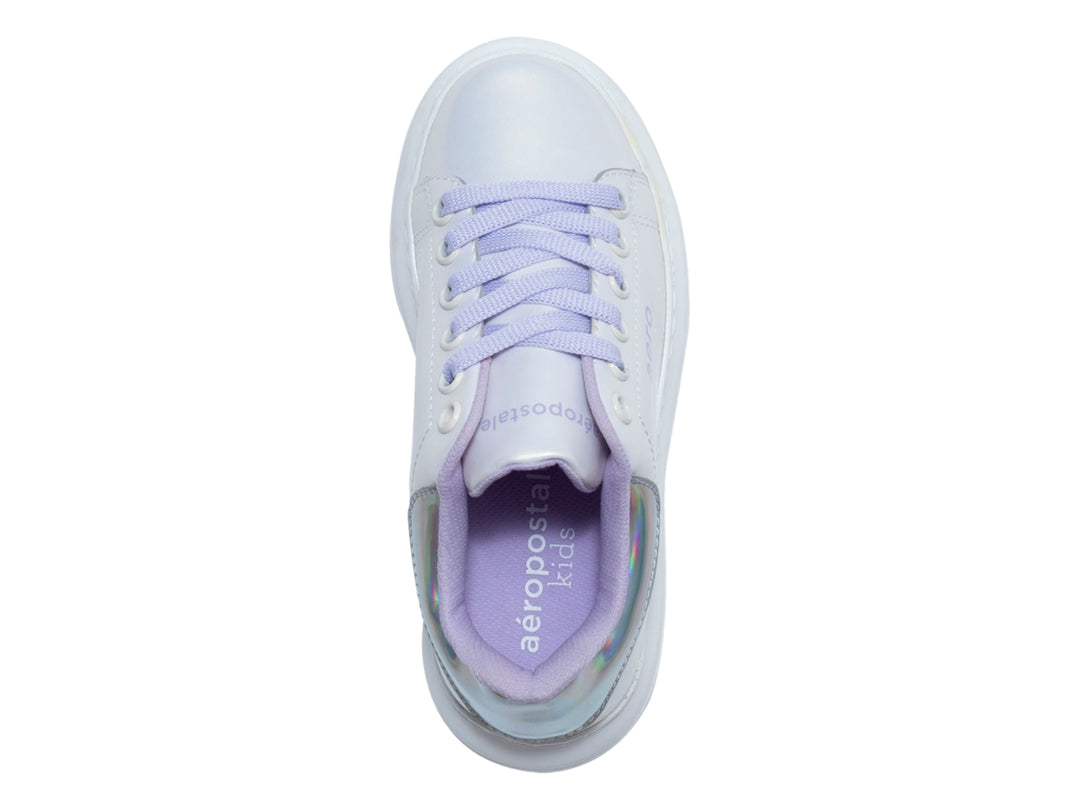 Tenis blancos metálicos para niños con detalles en color morado y suela gruesa blanca.