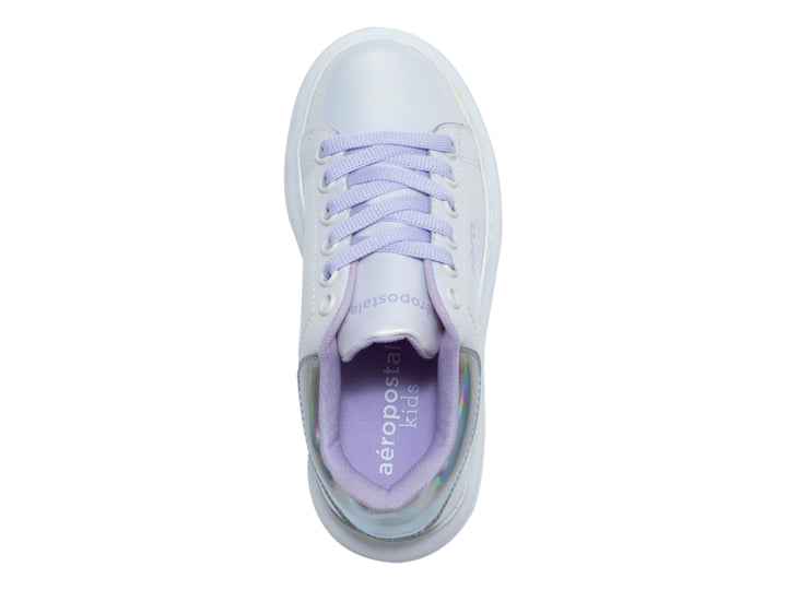 Tenis blancos metálicos para niños con detalles en color morado y suela gruesa blanca.