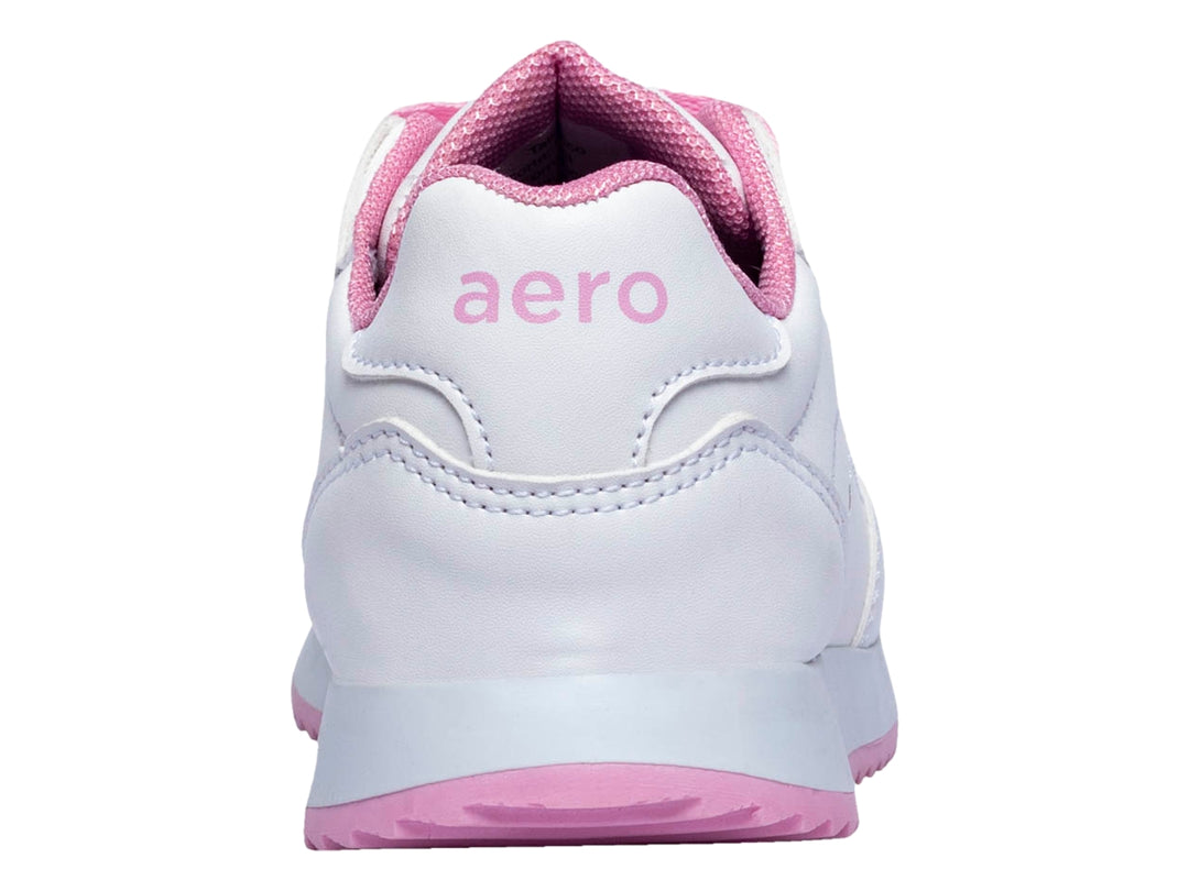 Tenis blancos para niña con cordones y suela de color rosa.