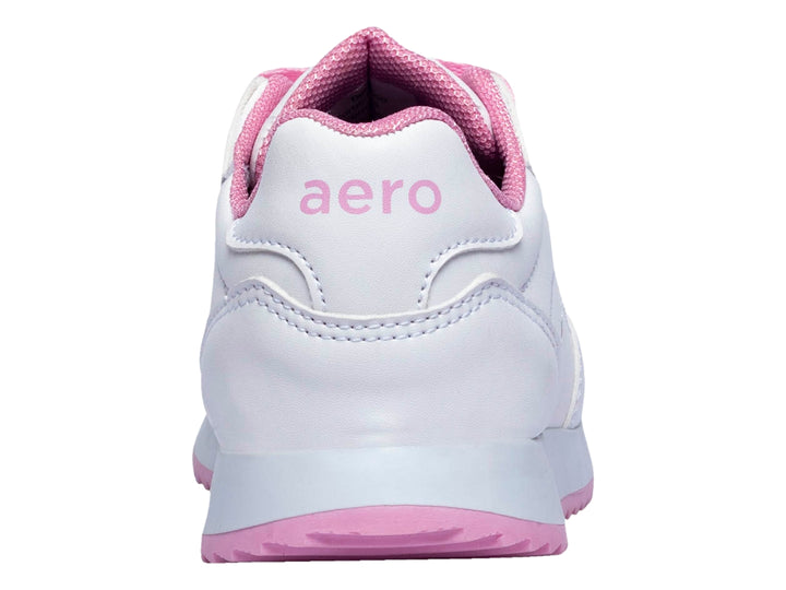 Tenis blancos para niña con cordones y suela de color rosa.