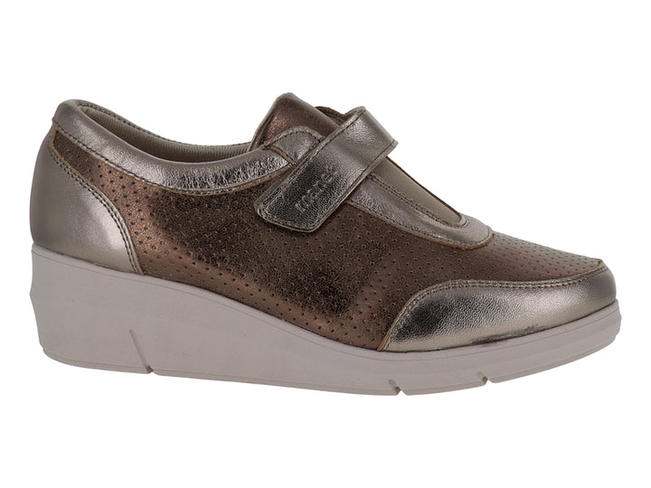 Zapato plano Manet color antimonio metálico con plataforma y cierre de correa con velcro para mujer.