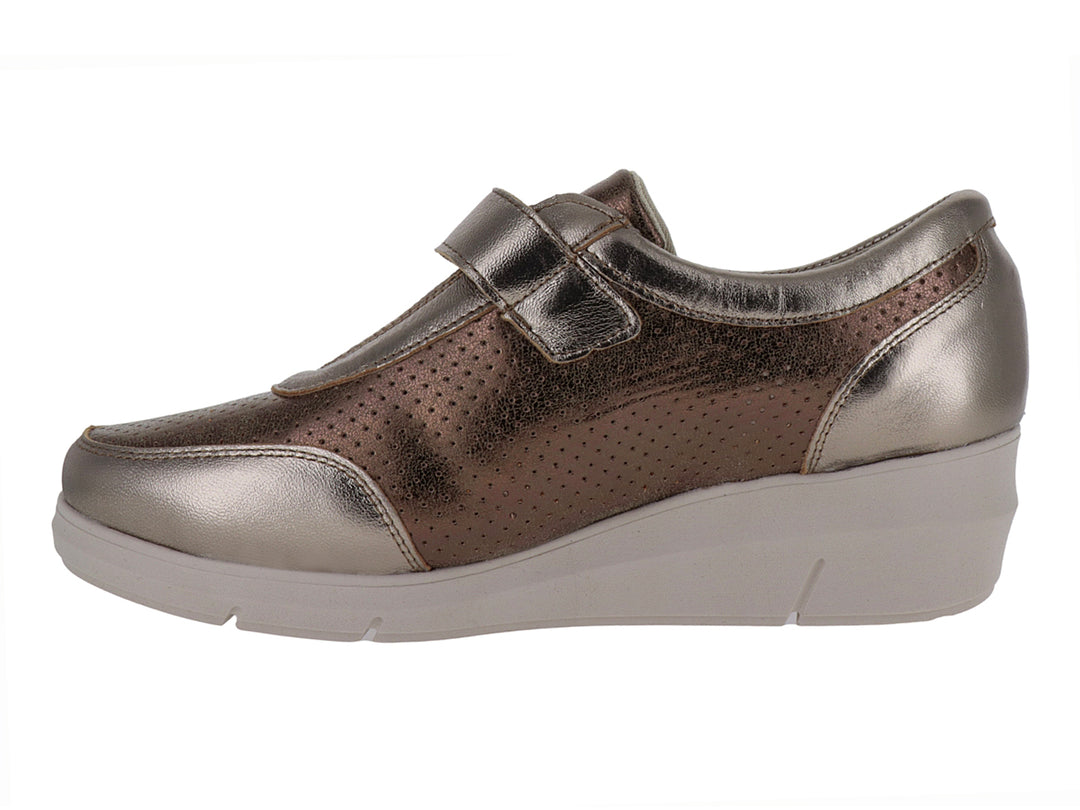 Zapato plano Manet color antimonio metálico con plataforma y cierre de correa con velcro para mujer.
