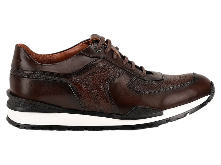 Tenis Cuadra de cuero color chocolate con suela blanca y negra para hombre.