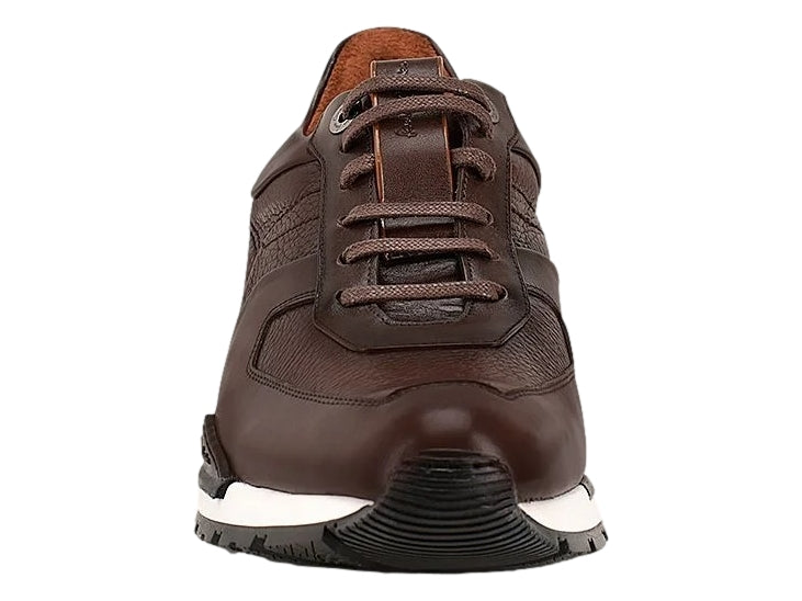 Tenis Cuadra de cuero color chocolate con suela blanca y negra para hombre.