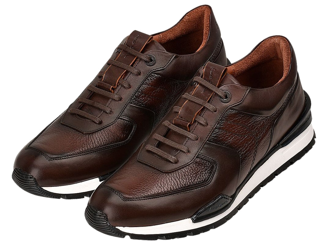 Tenis Cuadra de cuero color chocolate con suela blanca y negra para hombre.