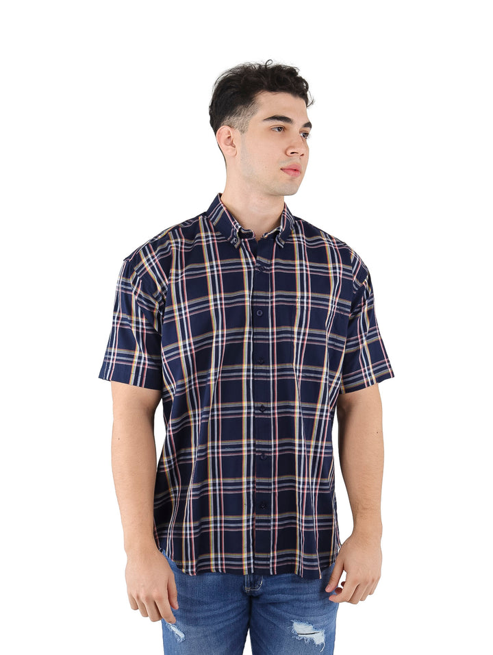 Hombre vistiendo camisa de manga corta a cuadros en color azul marino y rosa.