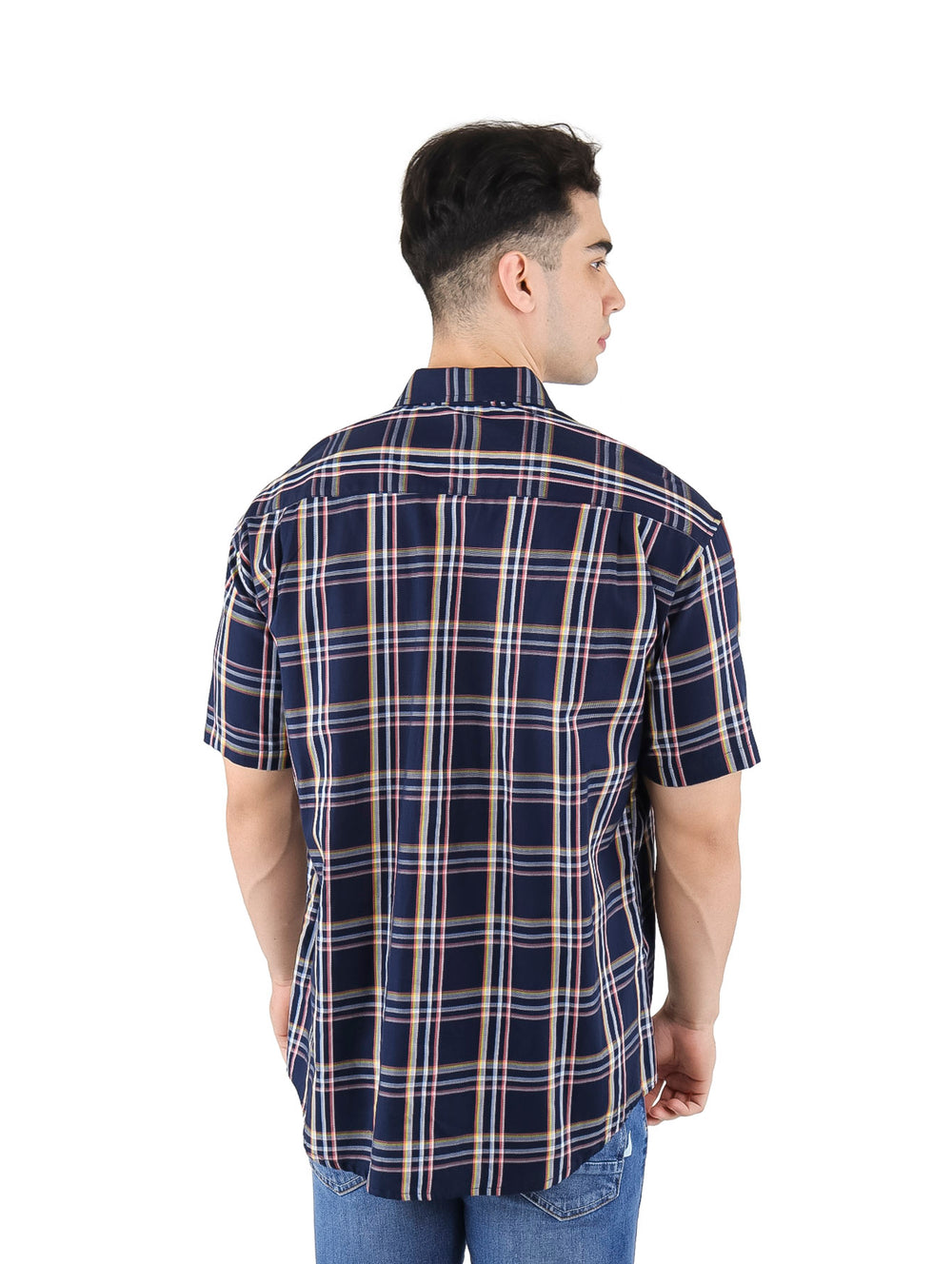 Hombre vistiendo camisa de manga corta a cuadros en color azul marino y rosa.
