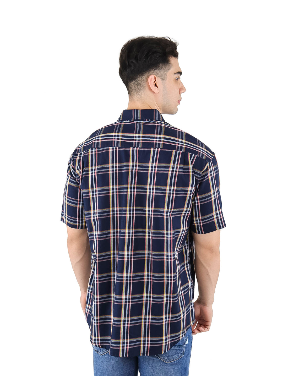 Hombre vistiendo camisa de manga corta a cuadros en color azul marino y rosa.