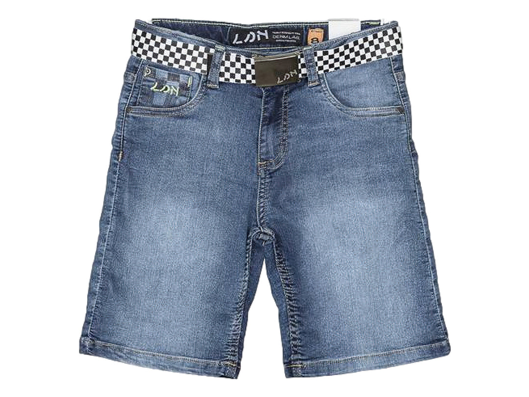 Shorts de mezclilla azul para niño con cinturón a cuadros blanco y negro.