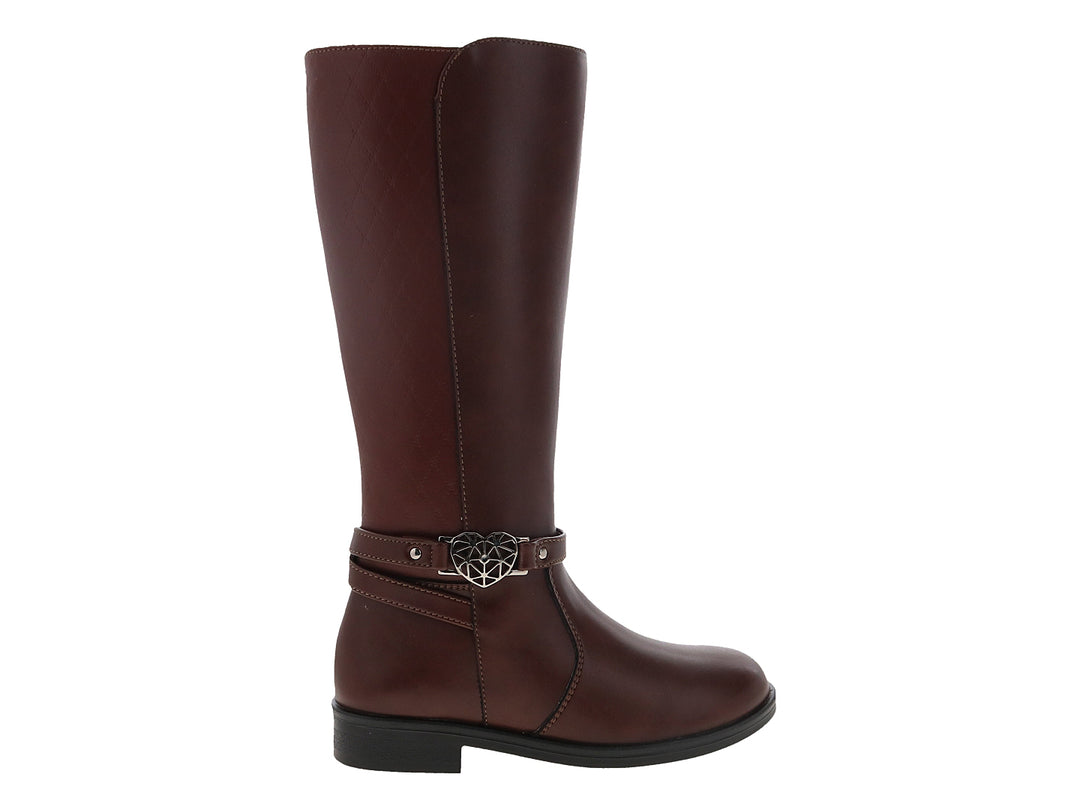 Bota color café de caña media con correa y hebilla decorativa en forma de corazón.