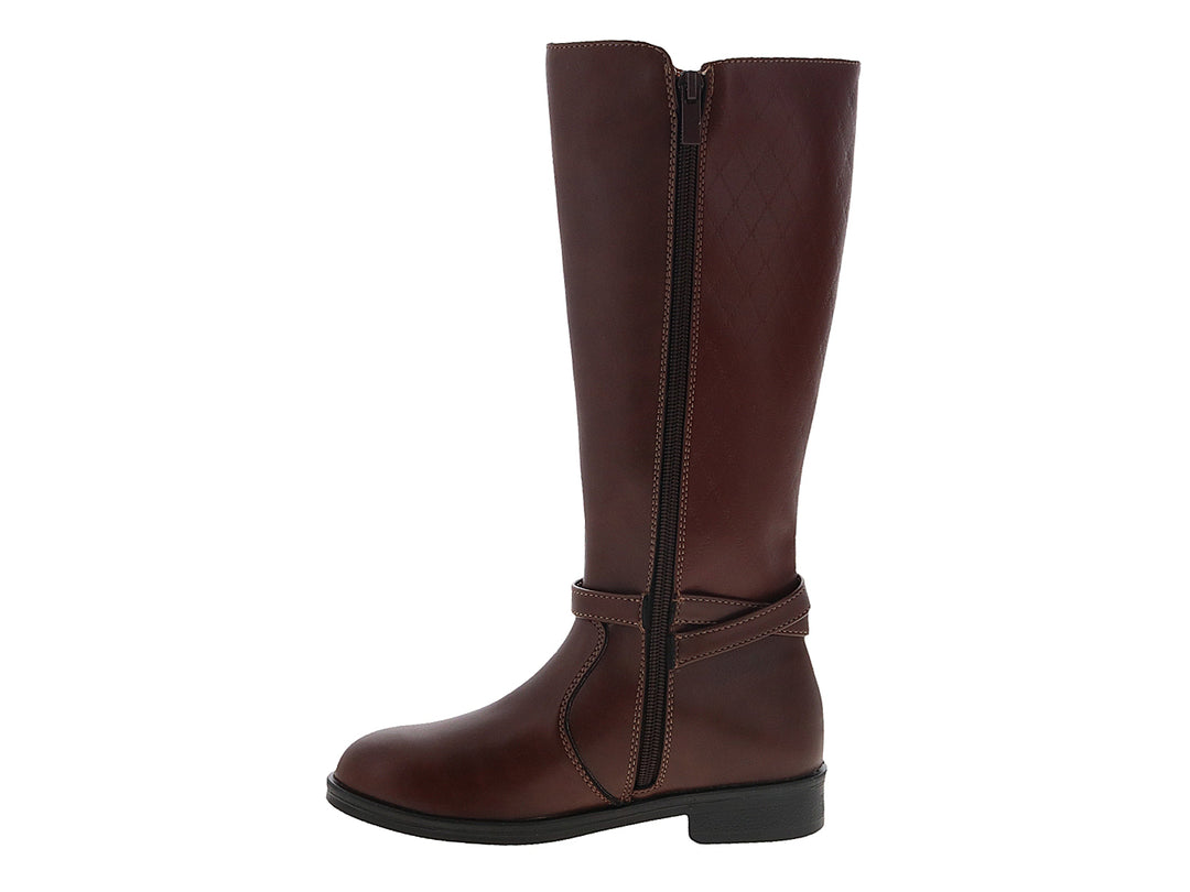 Bota color café de caña media con correa y hebilla decorativa en forma de corazón.