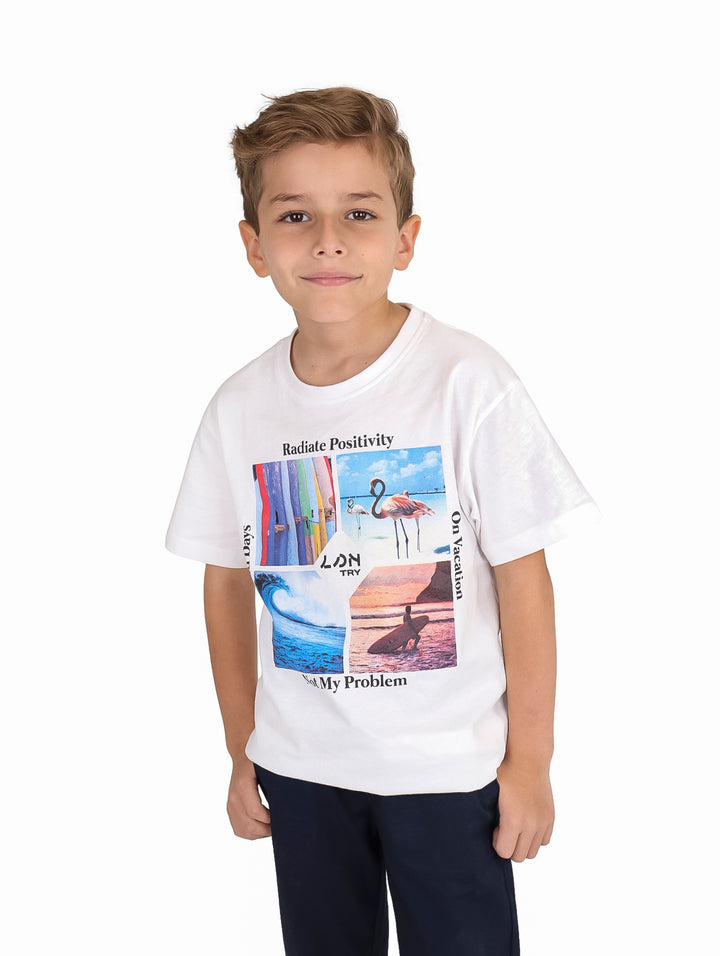 Niño vistiendo una camiseta blanca de manga corta con un estampado gráfico colorido de temática playera en el pecho.
