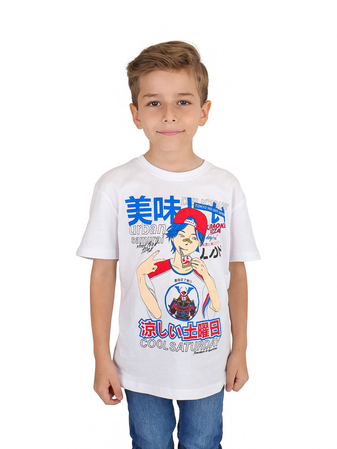 Niño vistiendo una camiseta blanca de manga corta con un estampado gráfico de estilo anime y letras japonesas.