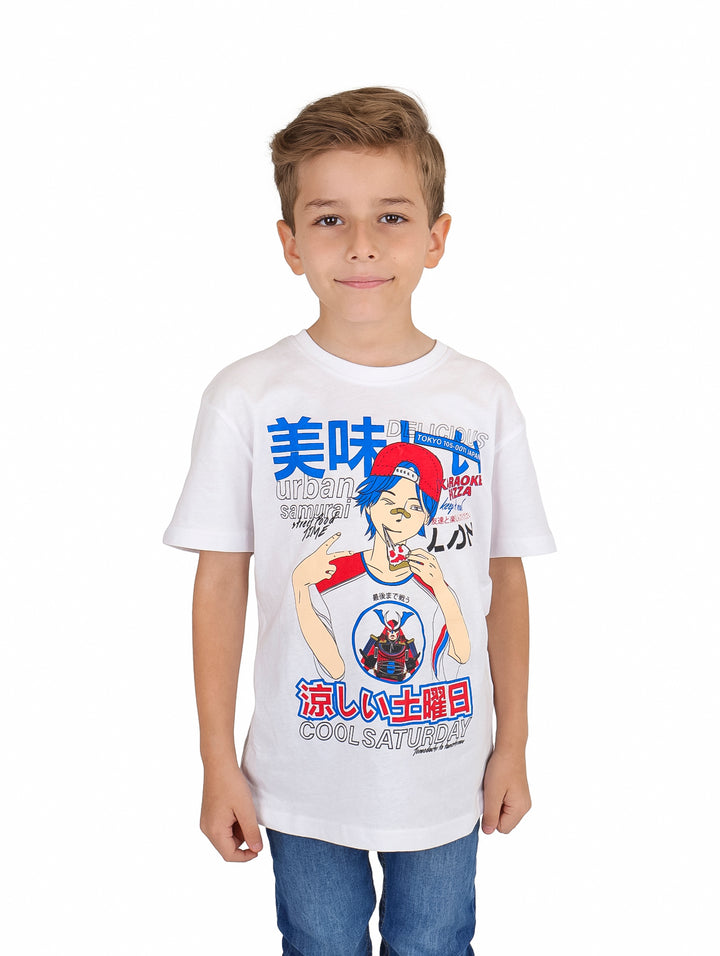 Niño vistiendo una camiseta blanca de manga corta con un estampado gráfico de estilo anime y letras japonesas.