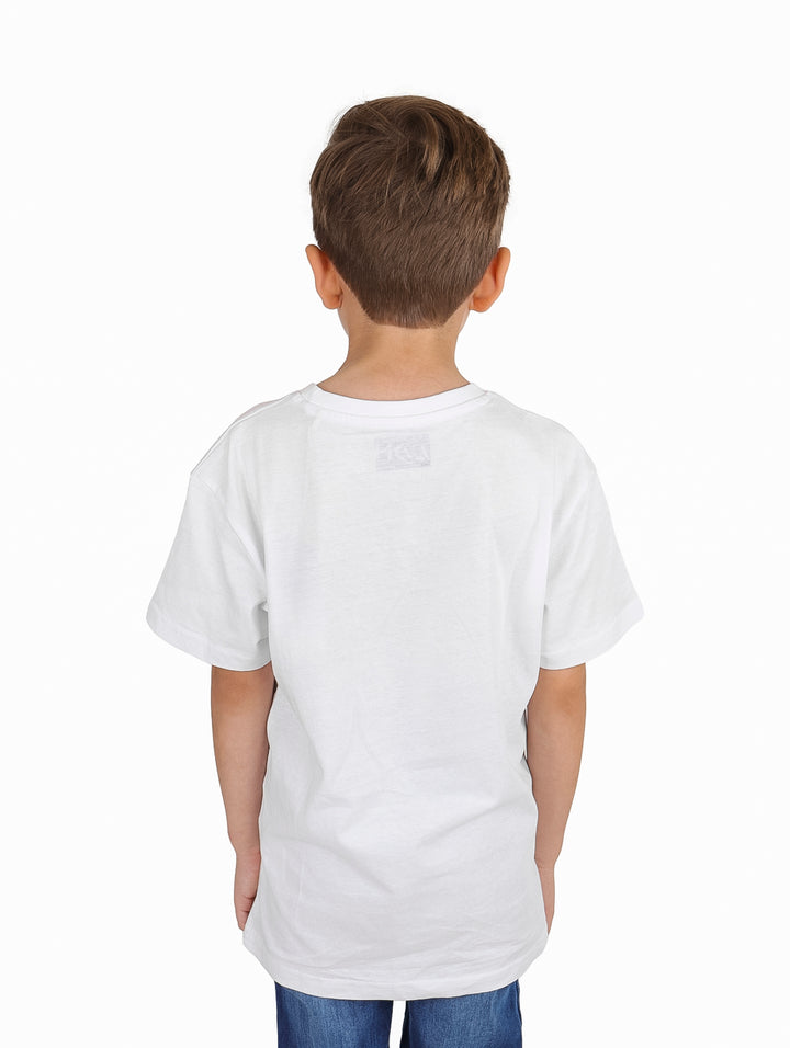 Niño vistiendo una camiseta blanca de manga corta con un estampado gráfico de estilo anime y letras japonesas.