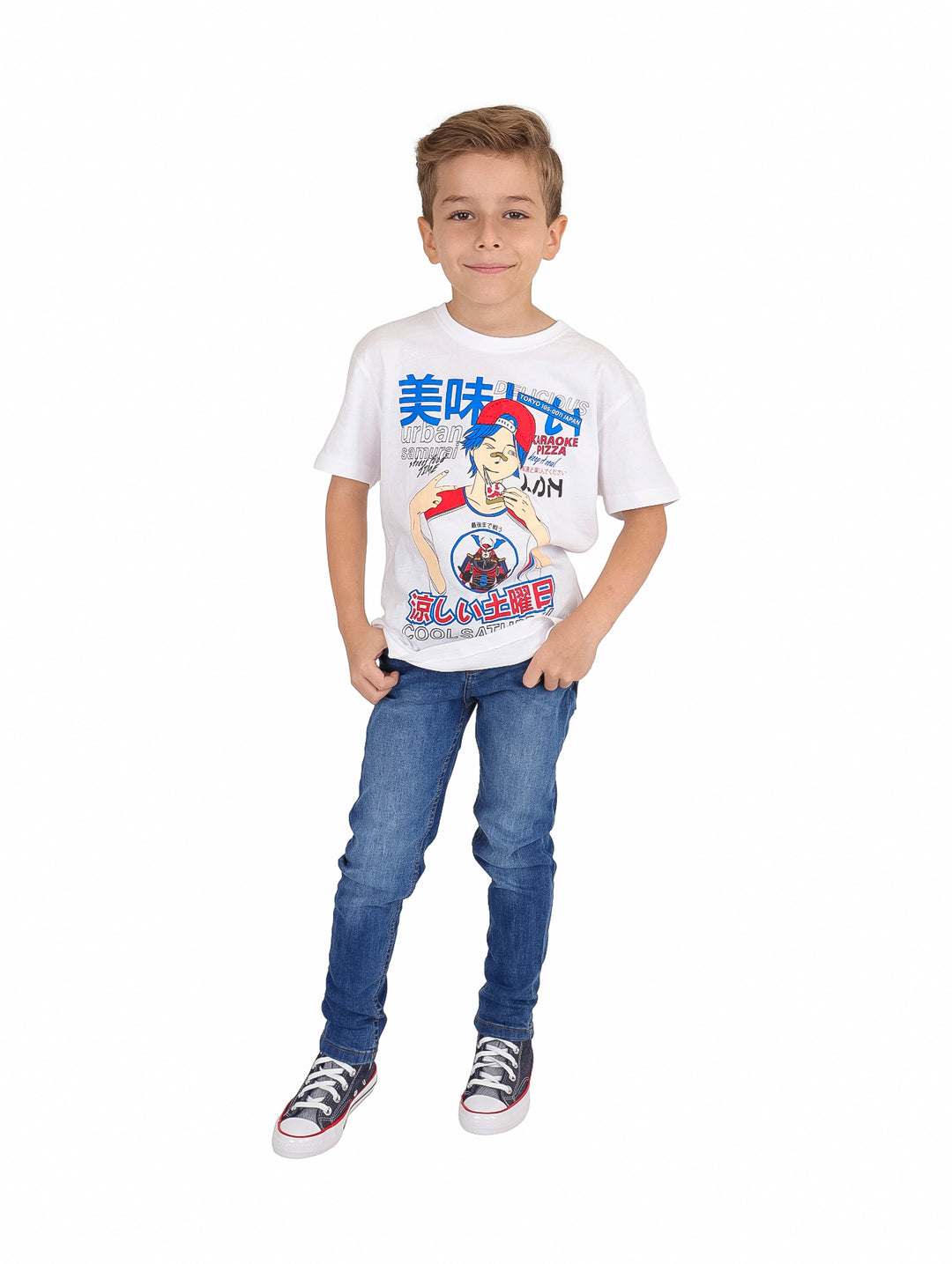 Niño vistiendo una camiseta blanca de manga corta con un estampado gráfico de estilo anime y letras japonesas.