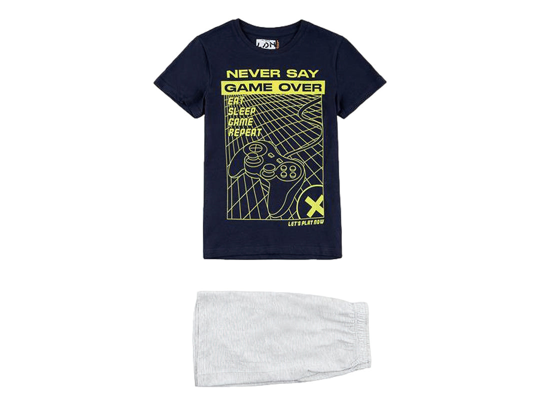 Pijama de dos piezas con camiseta azul marino con diseño de videojuegos amarillo y pantalón gris.