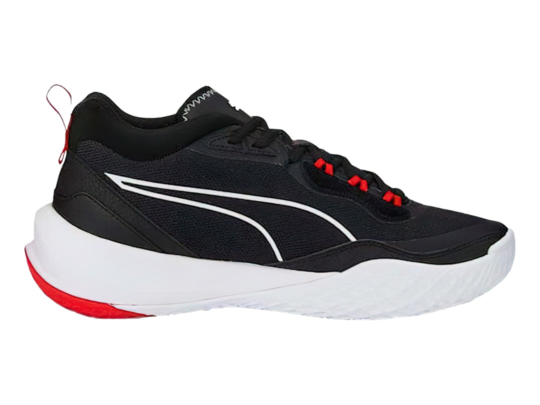 Tenis de baloncesto PUMA en color negro con suela blanca y detalles en rojo.