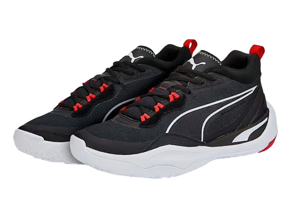 Tenis de baloncesto PUMA en color negro con suela blanca y detalles en rojo.
