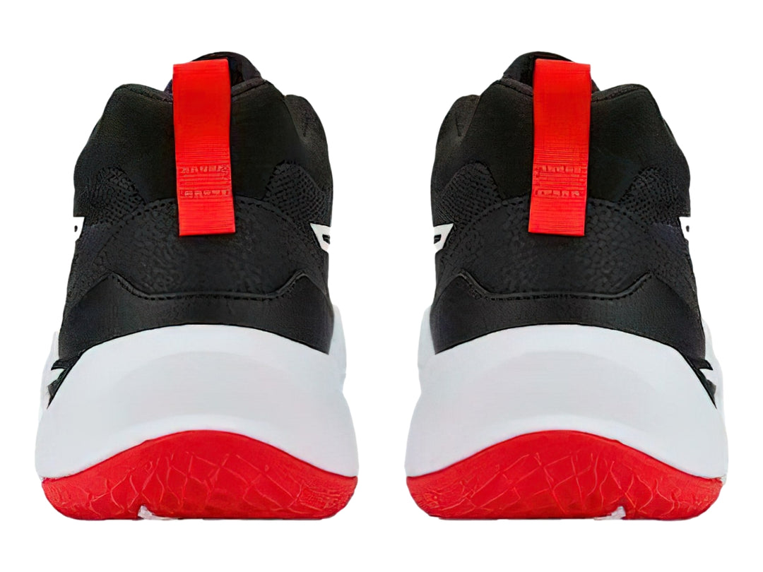 Tenis de baloncesto PUMA en color negro con suela blanca y detalles en rojo.