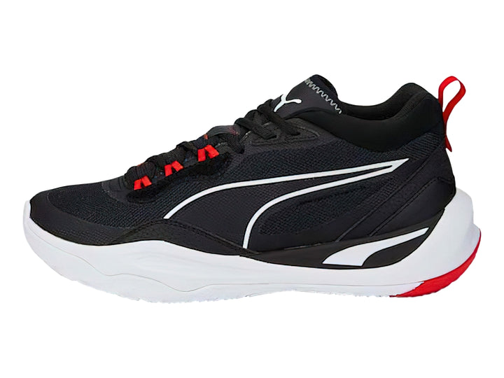 Tenis de baloncesto PUMA en color negro con suela blanca y detalles en rojo.