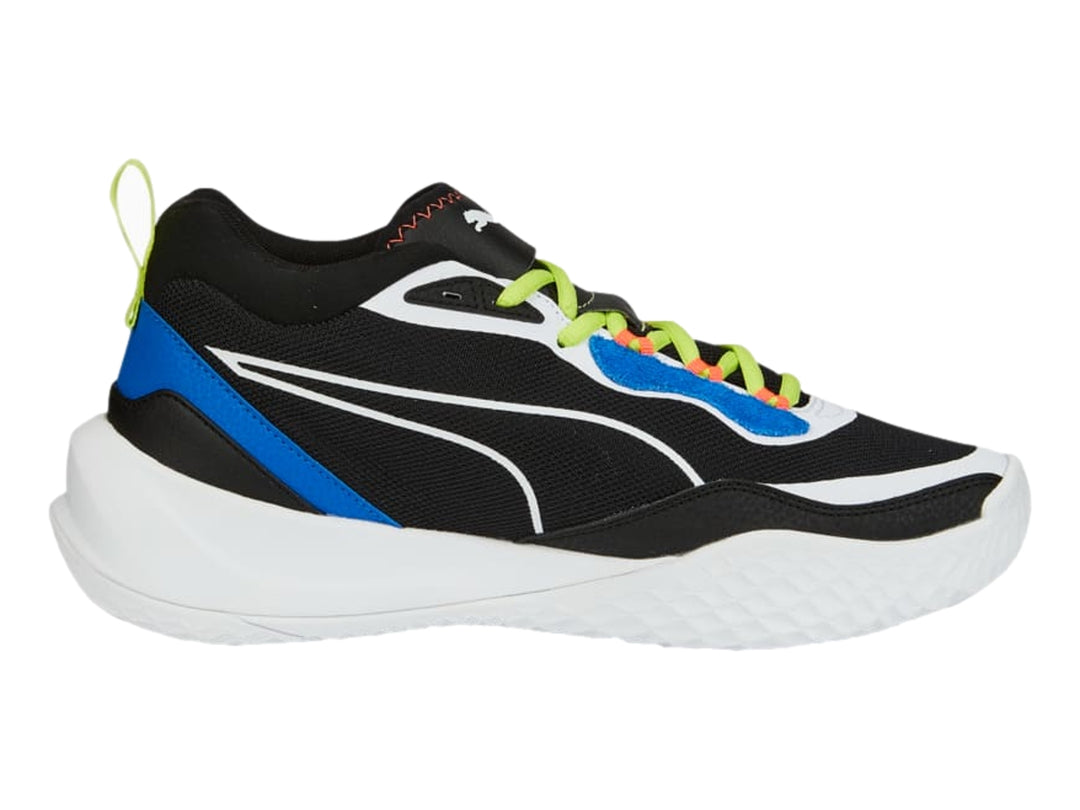 Tenis de baloncesto PUMA color negro con suela blanca, detalles azules y cordones verde neón.