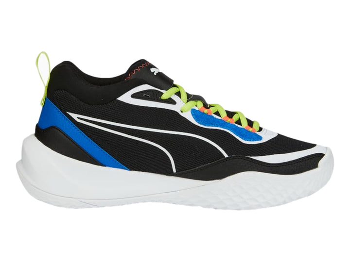 Tenis de baloncesto PUMA color negro con suela blanca, detalles azules y cordones verde neón.