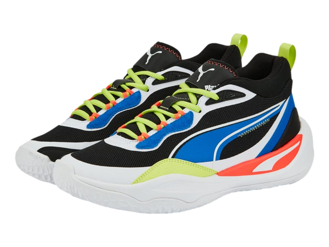 Tenis de baloncesto PUMA color negro con suela blanca, detalles azules y cordones verde neón.