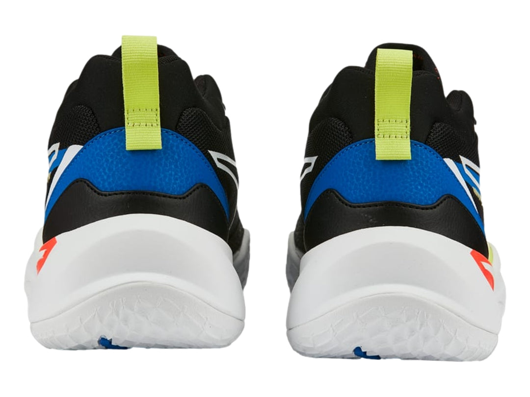 Tenis de baloncesto PUMA color negro con suela blanca, detalles azules y cordones verde neón.