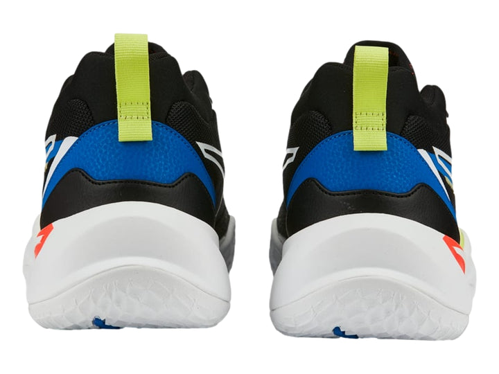 Tenis de baloncesto PUMA color negro con suela blanca, detalles azules y cordones verde neón.