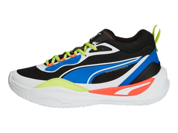 Tenis de baloncesto PUMA color negro con suela blanca, detalles azules y cordones verde neón.