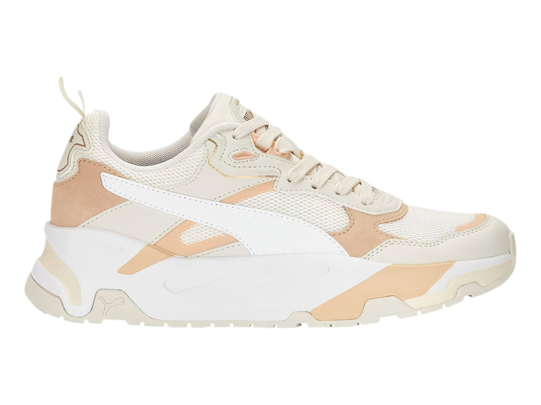 Tenis PUMA Trinity 22 en color blanco y beige con suela gruesa y detalles de malla.