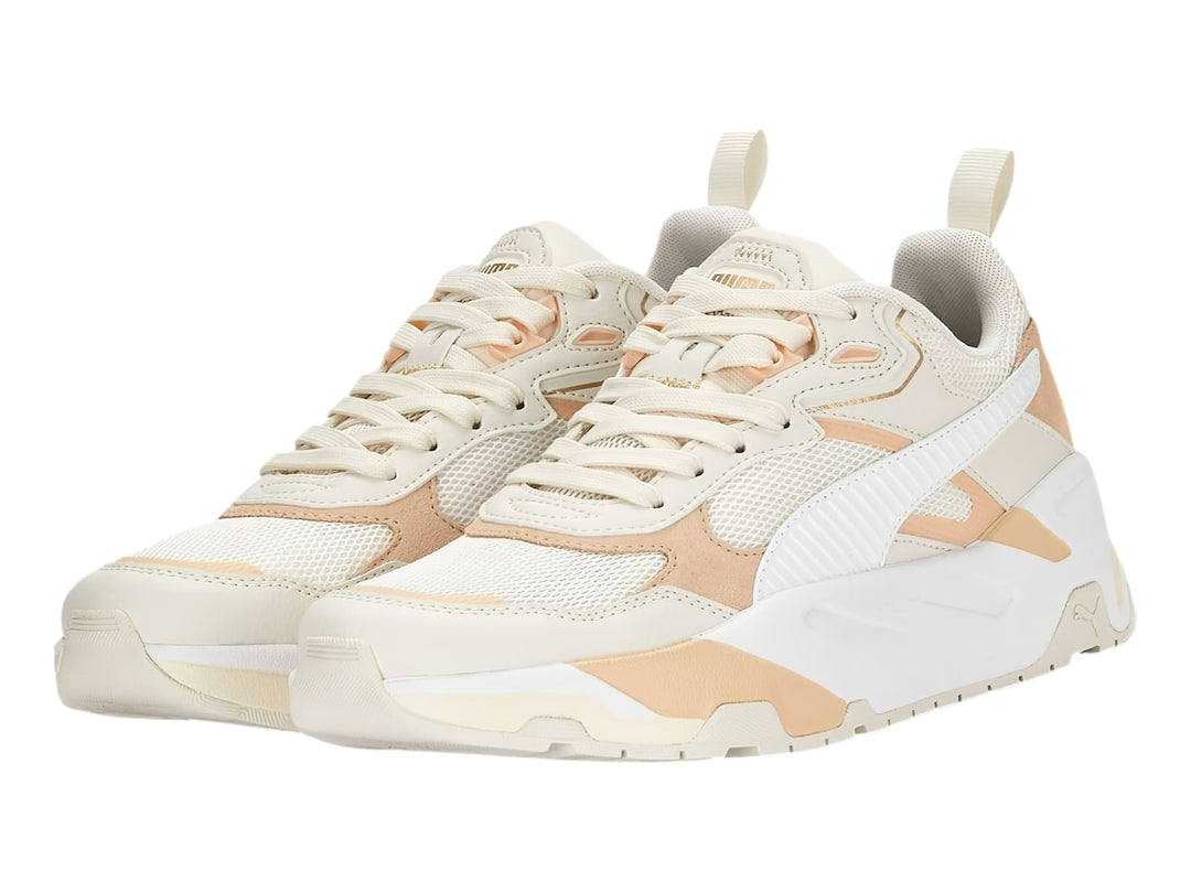 Tenis PUMA Trinity 22 en color blanco y beige con suela gruesa y detalles de malla.
