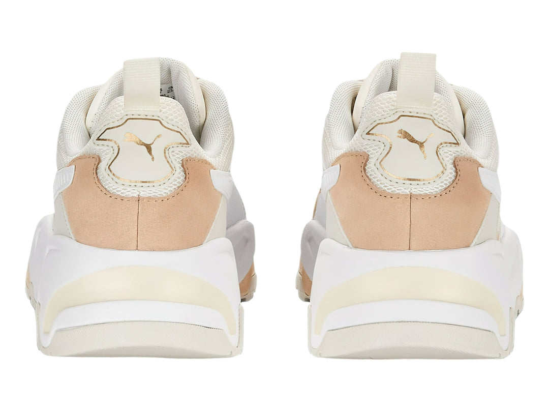 Tenis PUMA Trinity 22 en color blanco y beige con suela gruesa y detalles de malla.