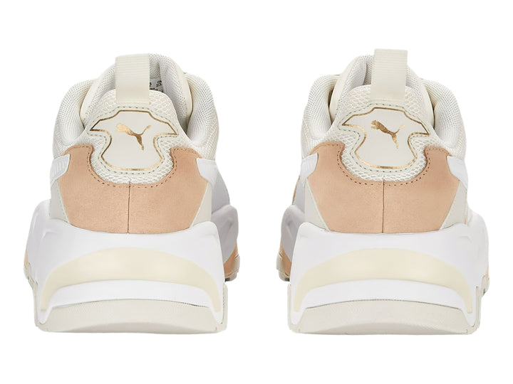 Tenis PUMA Trinity 22 en color blanco y beige con suela gruesa y detalles de malla.