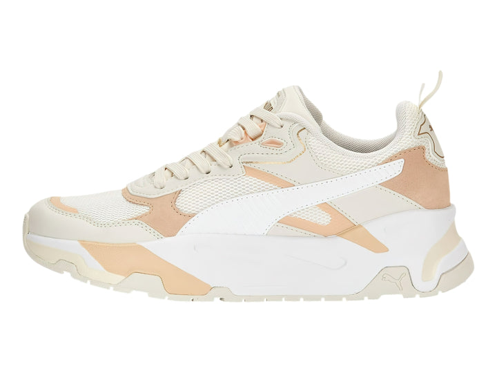 Tenis PUMA Trinity 22 en color blanco y beige con suela gruesa y detalles de malla.