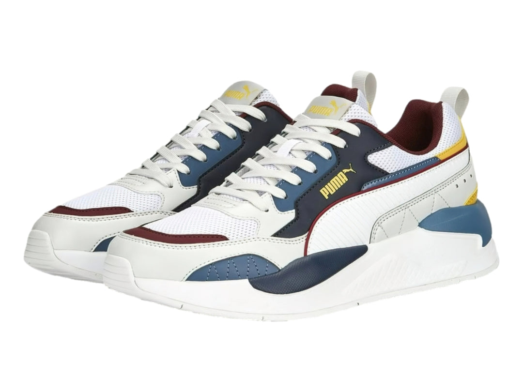 Tenis PUMA X-RAY 2 SQUARE blancos con detalles en azul marino, amarillo y guinda.